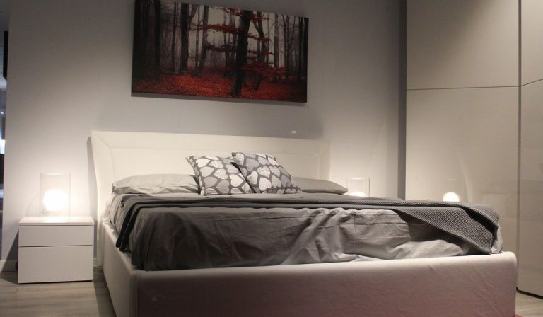 donna schiacciata letto contenitore