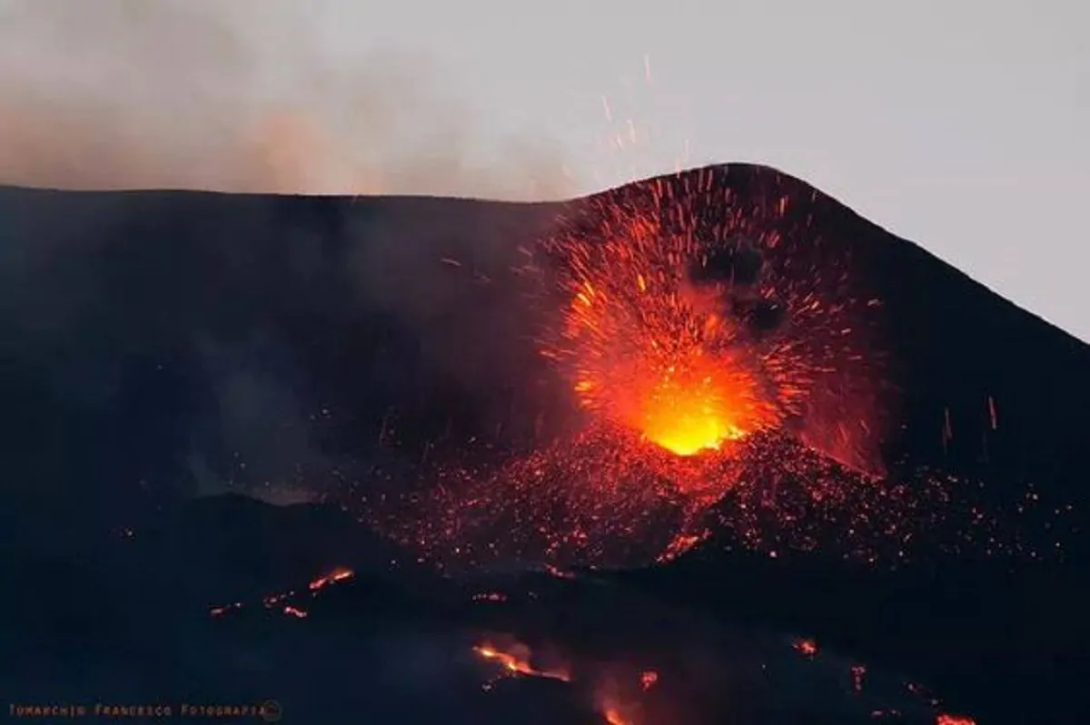 Nuova eruzione Etna: lava e cenere dal cratere sud-est