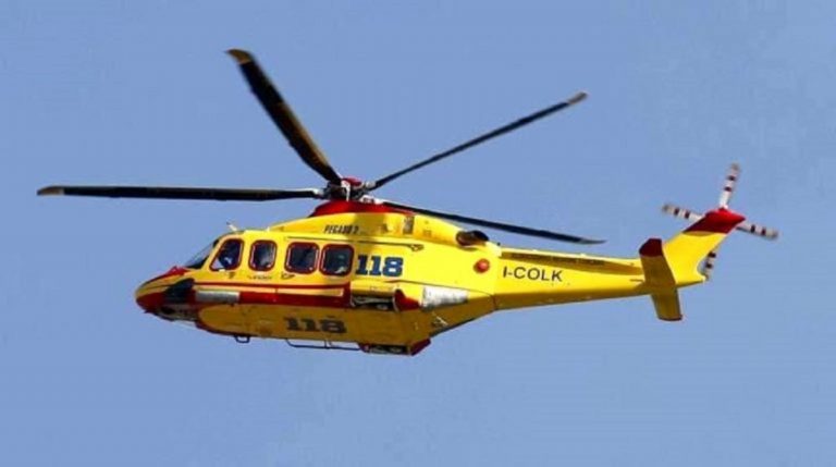 Arezzo, minivan va fuori strada e precipita in un dirupo
