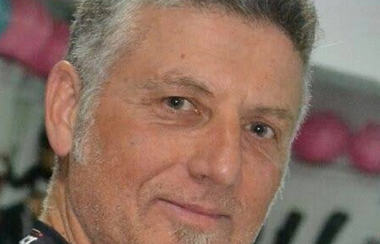 Perde il controllo dell’auto e finisce contro il guard rail: morto un uomo sulla Tuscolana