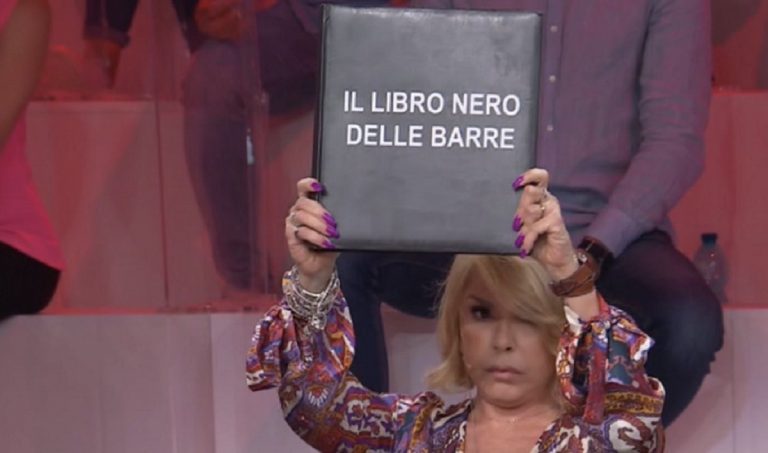 Amici: Anna Pettinelli contro le barre di Sangiovanni