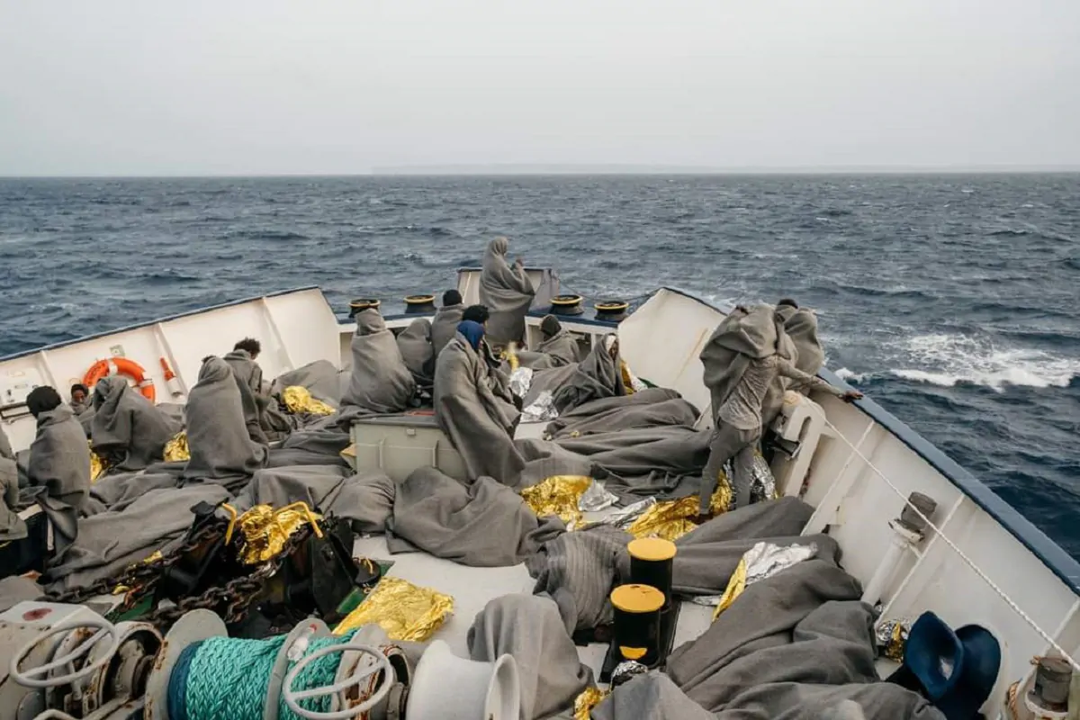 Le condizioni su #SeaWatch4 sono difficili, fa freddo, tira vento e le onde alte bagnano i naufraghi