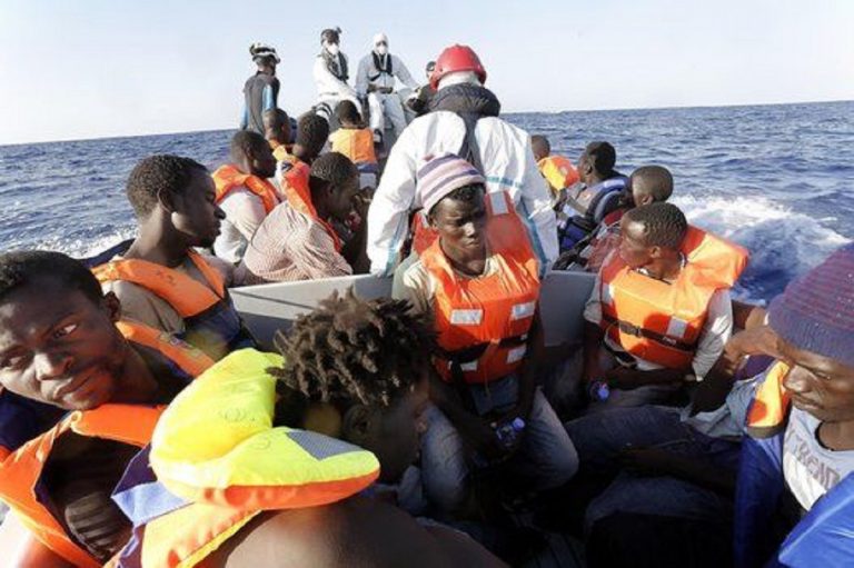 Lampedusa: naufragio barcone migranti