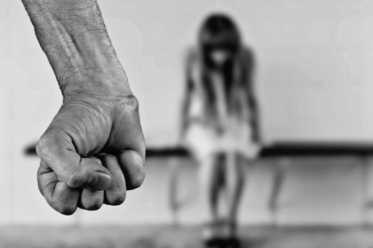 Brindisi, 16enne arrestato per abusi e minacce