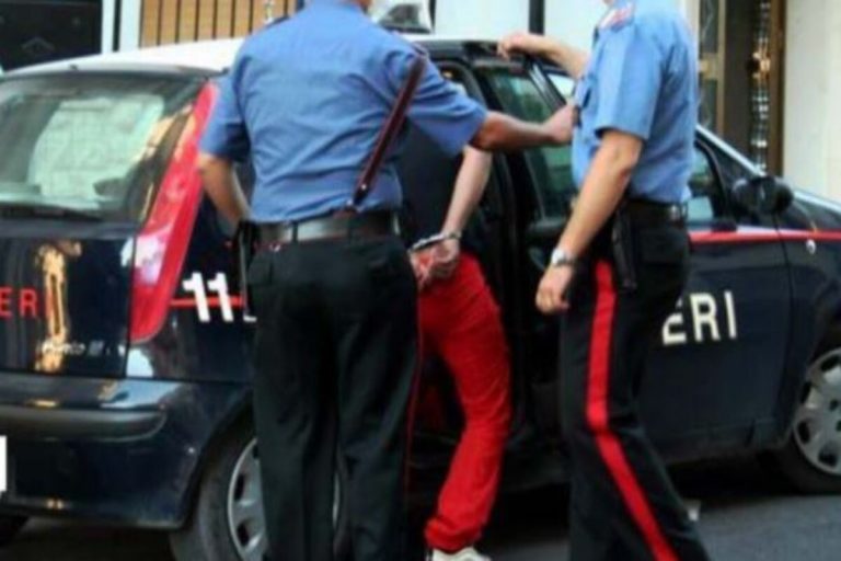 Aggredisce il nonno per soldi