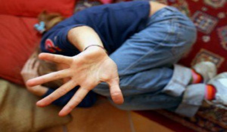 Bimba violentata, condanna per la convivente: «Non ha impedito gli abusi del compagno»