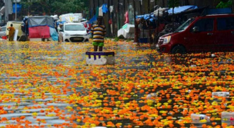India crolla edificio piogge