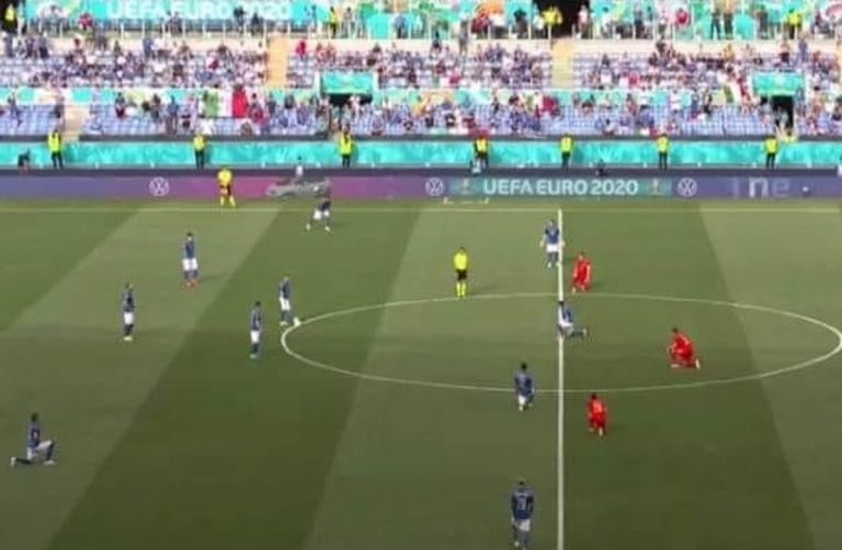 Alcuni azzurri inginocchiati prima di Italia-Galles