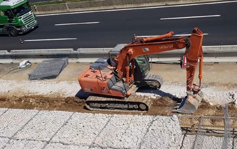 Un'immagine di lavori di manutenzione autostradale