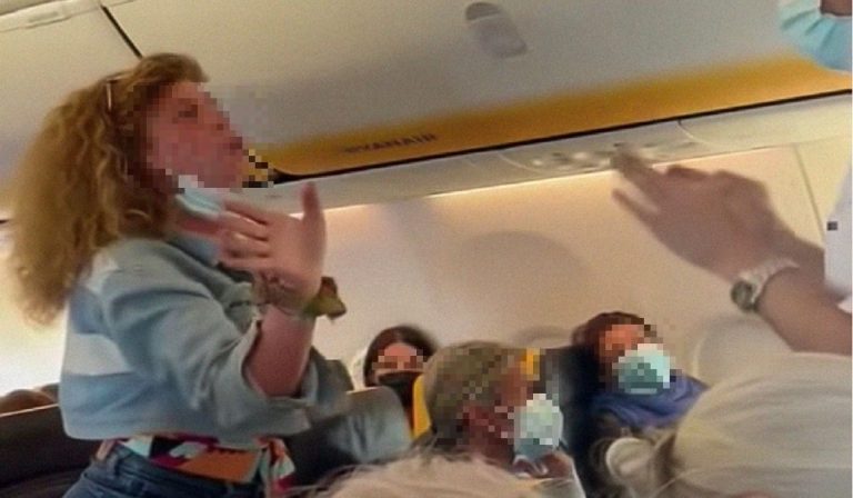 Passeggera senza mascherina sul volo Ryanair chiede i danni per il video