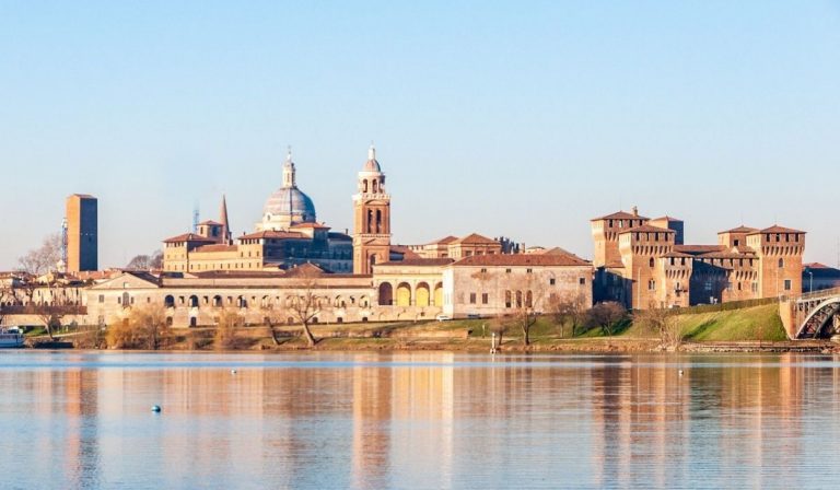 Mantova motoscafo prende fuoco