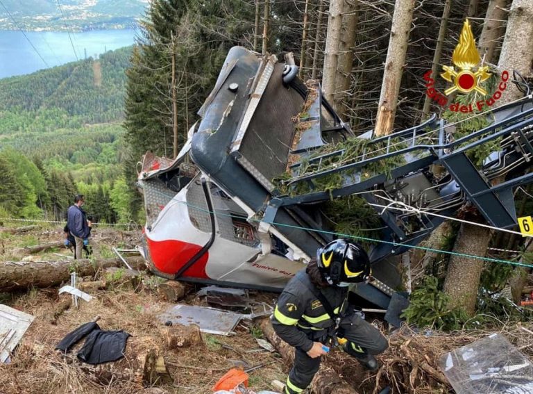 Soccorritori al lavoro sul luogo della tragedia