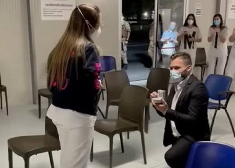 Lo scatto della proposta di matrimonio nell'hub della Garibaldi