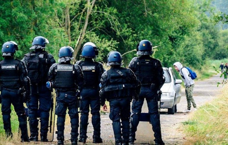 I poliziotti interdicono gli accessi al rave illegale