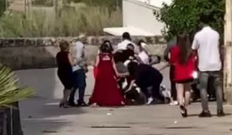 Un frame del video sulla rissa