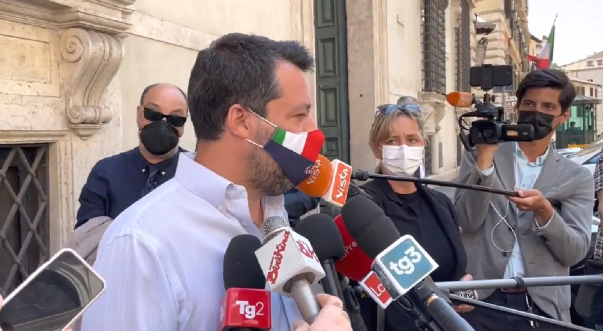 Matteo Salvini risponde ai cronisti fuori da Palazzo Madama