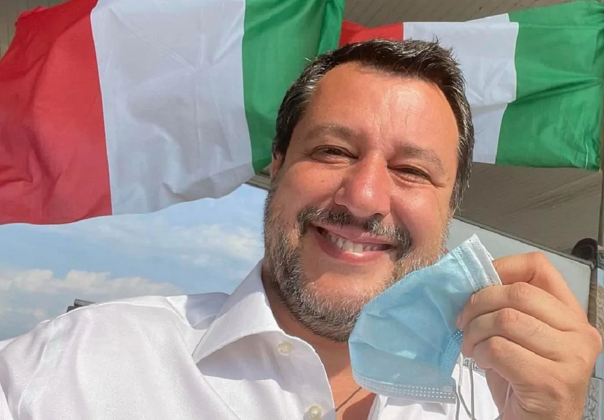 Matteo Salvini "festeggia" lo sto alle mascherine all'aperto
