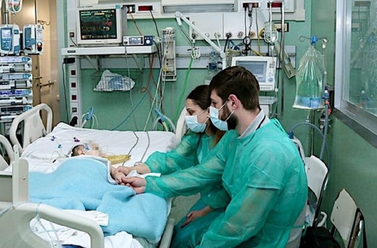 La piccola Sesili con i genitori