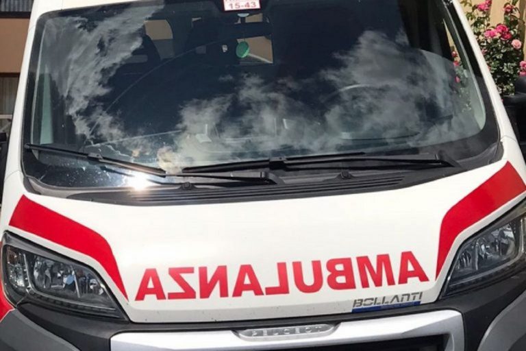 Milano, uomo trovato in auto con coltellate: morto in ospedale