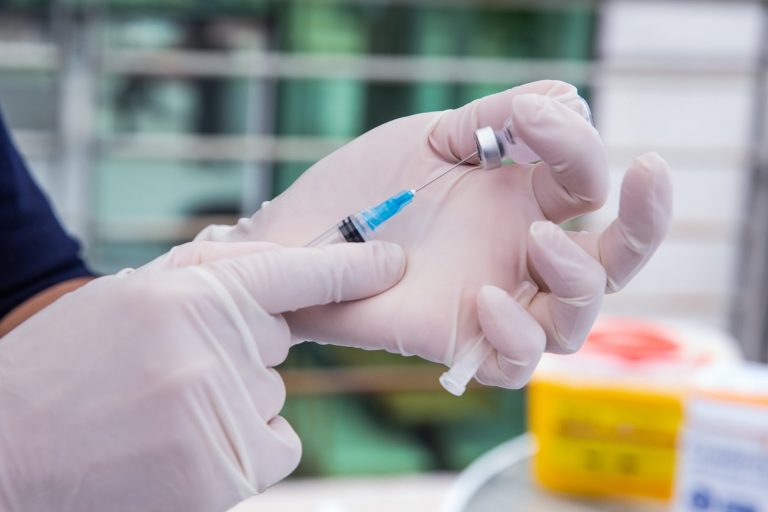 Ancora un caso sospetto di trombosi dopo il vaccino AZ