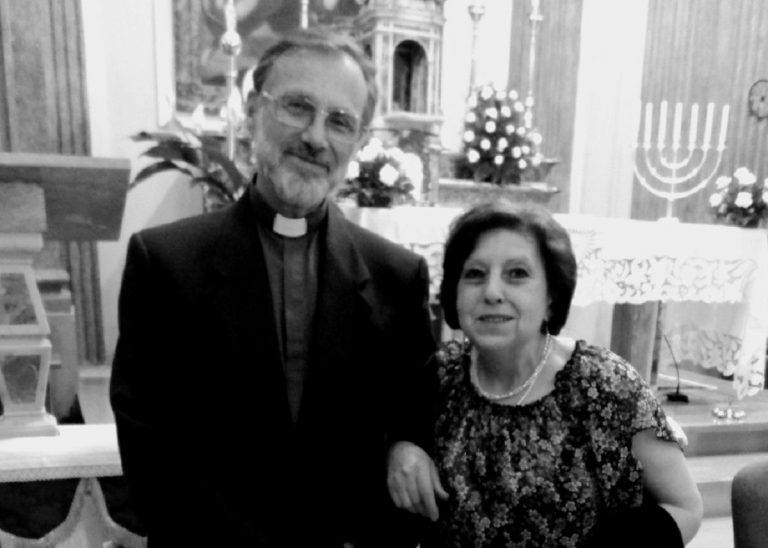 Monsignor Gaburri con una fedele