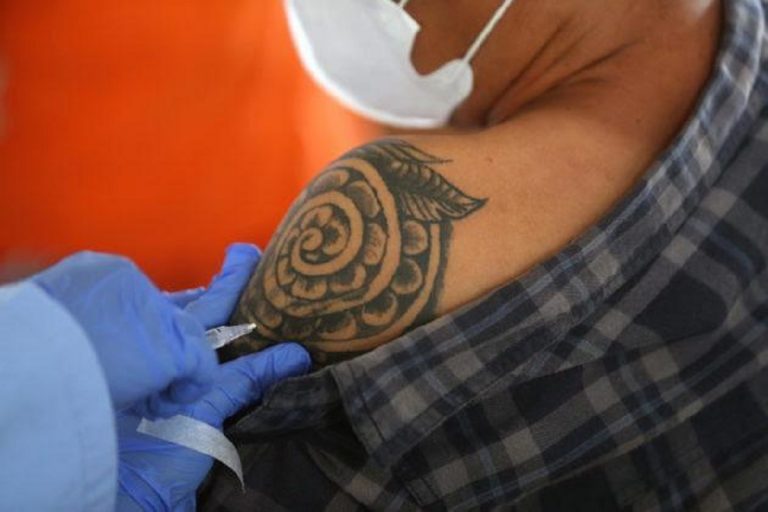 Mix vaccini, arriva il via libera
