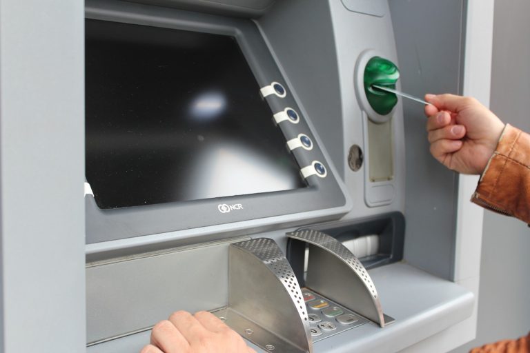 Atm in recessione e costi di prelievo aumentati
