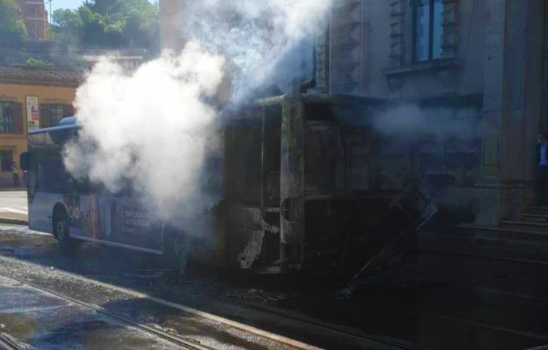autobus fiamme