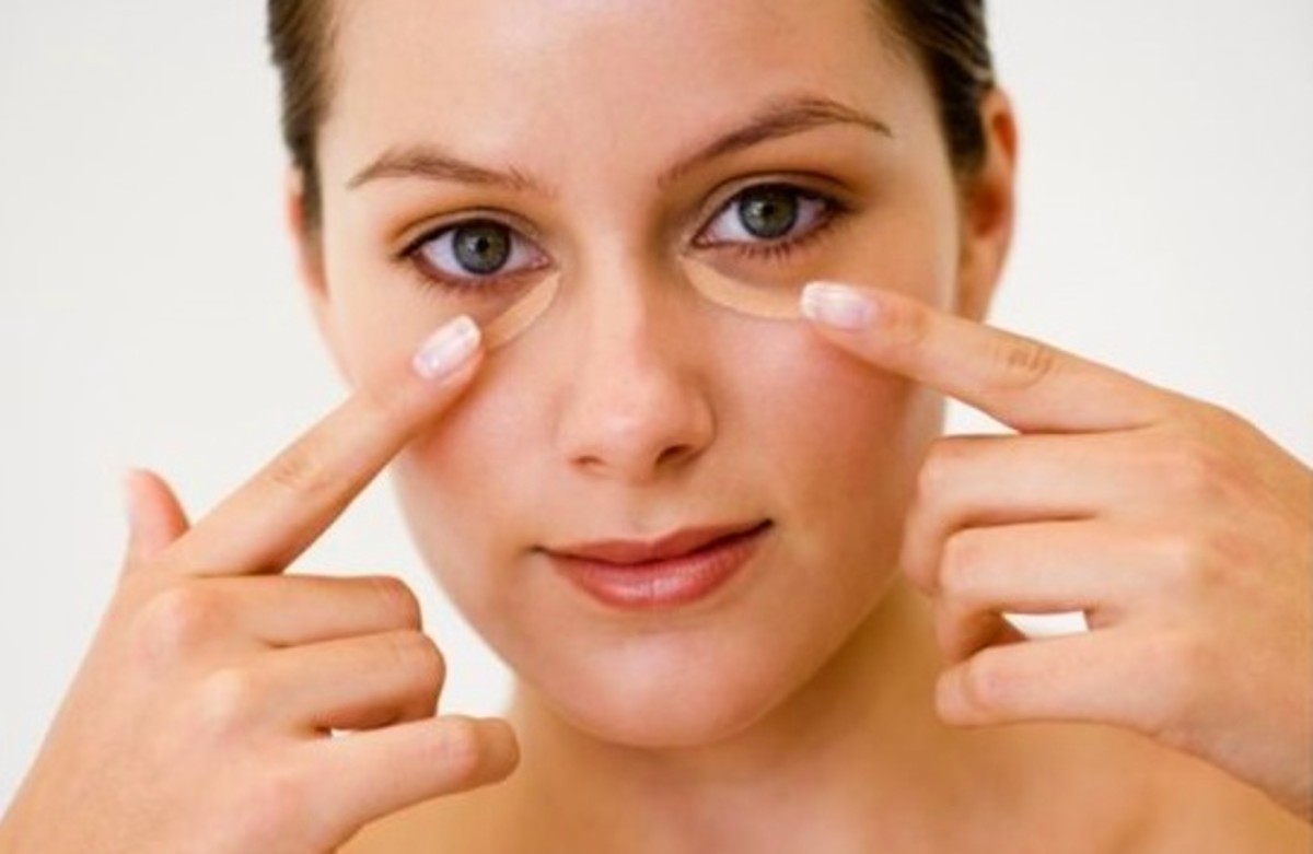 Массаж против отеков верхнего века. Массаж лица против отëков. Массаж век при отеке глаз. Массаж лица. Массаж для век от мешков под глазами.