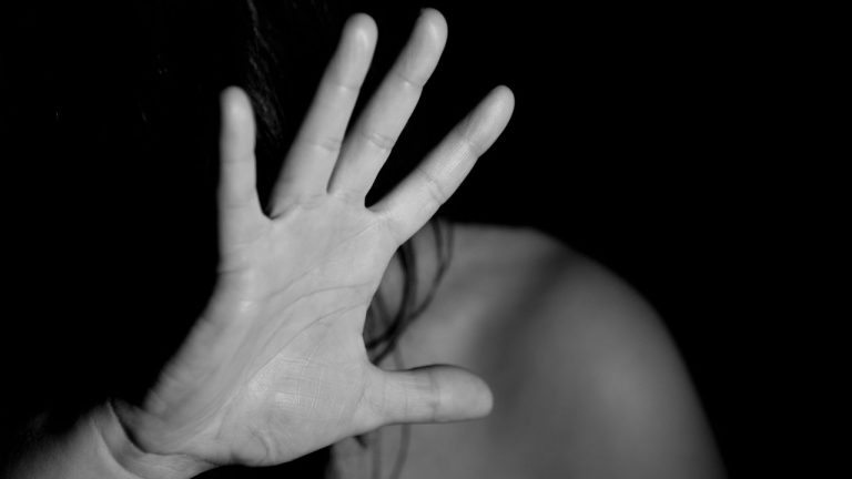 figli difendono mamma