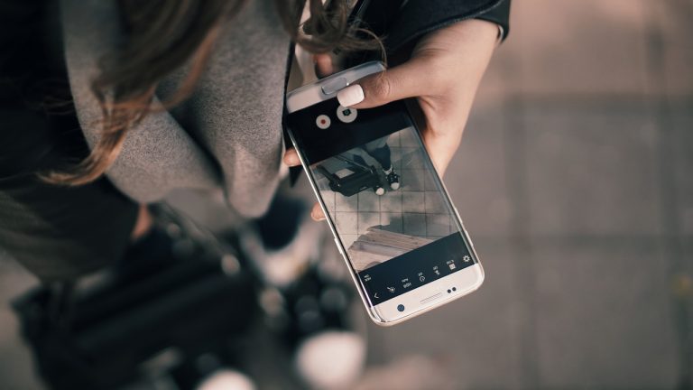Cade dal tetto, forse per colpa di un selfie