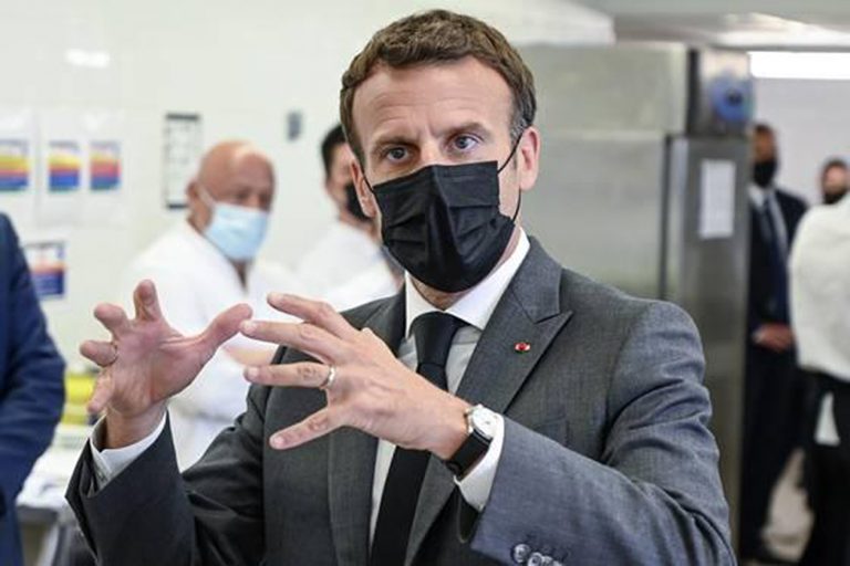 schiaffo macron