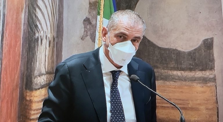 Non cambia la campagna vaccinale, lo dice il sottosegretario Costa