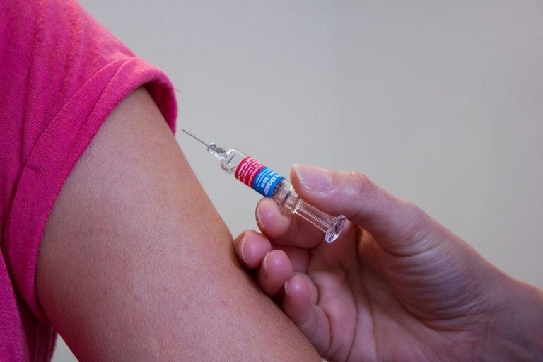 Si studia la possibilità di un richiamo diverso dal vaccino originario