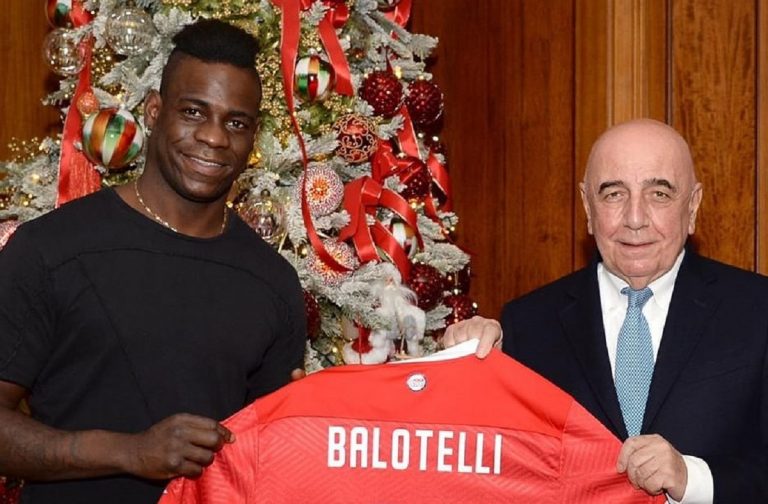 Balotelli con Adriano Galliani il giorno del suo ingaggio: era il 7 dicembre del 2020