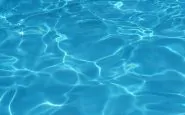 Bimbo muore in piscina