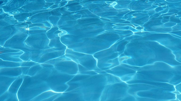 Bimbo muore in piscina