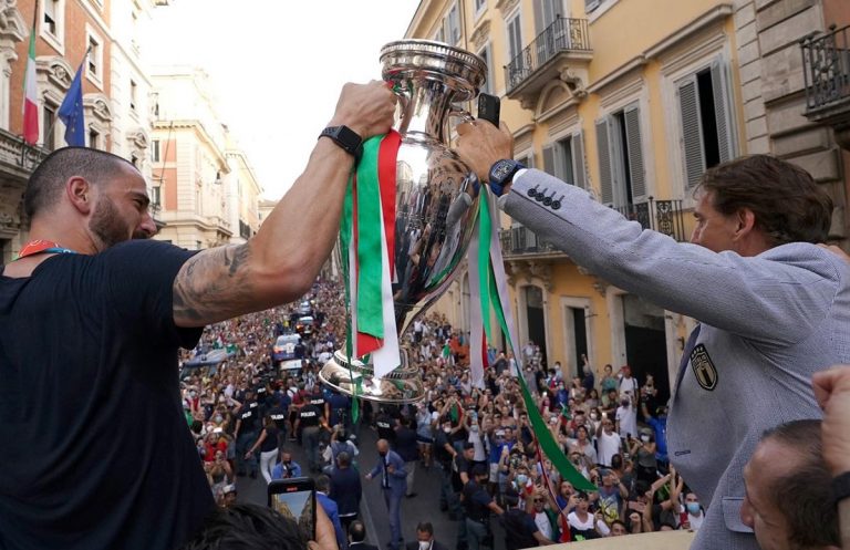 Bonucci e Mancini durante il tour romano