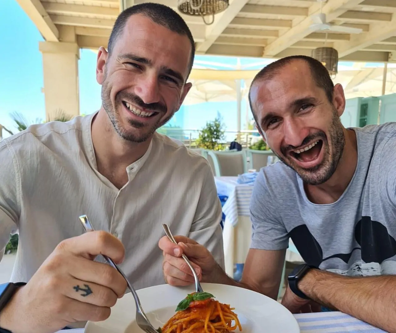 Bonucci e Chiellini con lo sfottò della pastasciutta