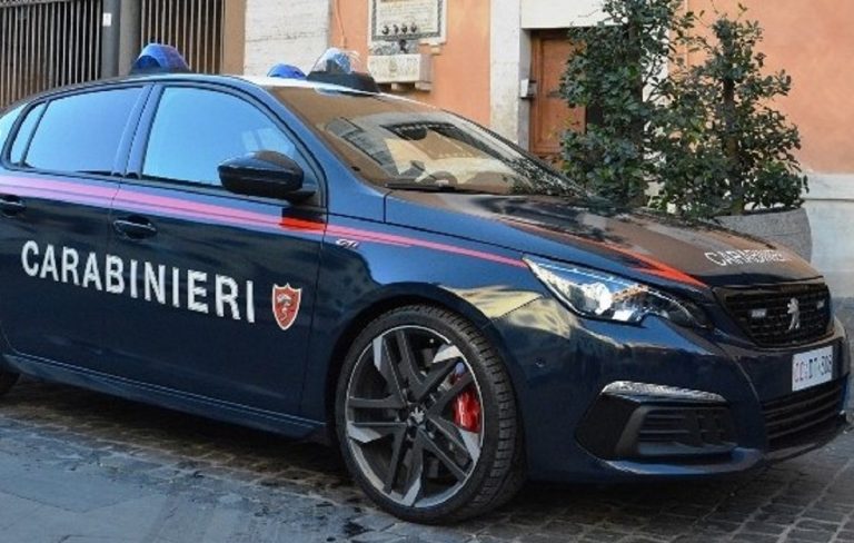 I carabinieri indagano sull'accoltellamento di un loro collega