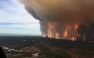 Caldo record in Canda, il fuoco distrugge una città