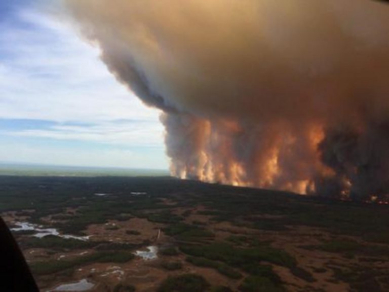 Caldo record in Canda, il fuoco distrugge una città
