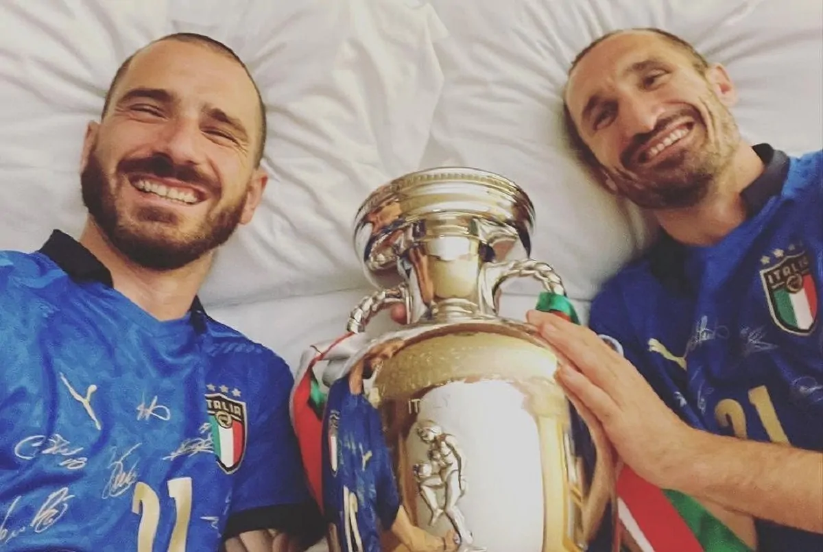 Chiellini e Bonucci con la coppa "al sicuro" nel letto del capitano Giorgio