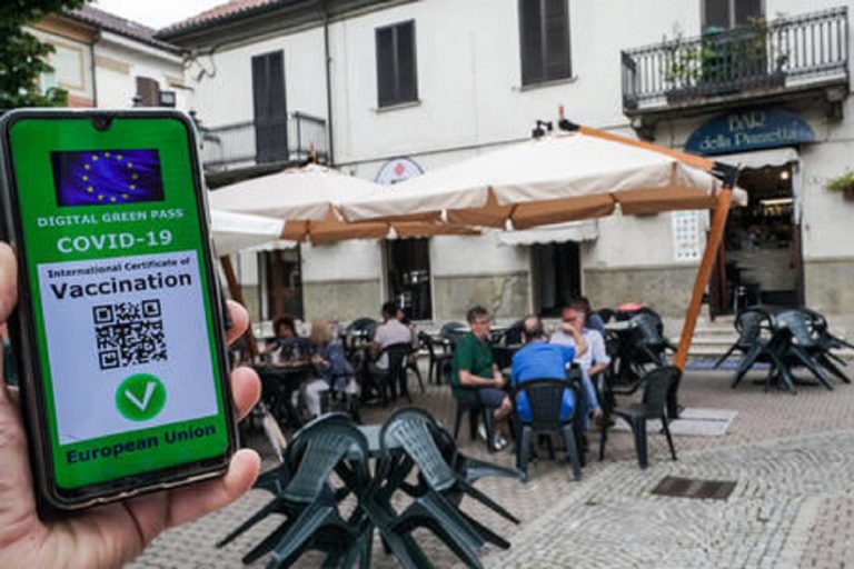 Come scaricare il Green Pass e dove trovare il codice se non arriva l’SMS