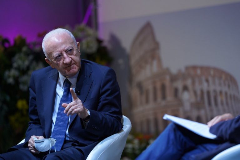 De Luca: "Terremo le mascherine per tuttta l'estate"