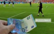 Tifoso tende banconota da 20 euro a Donnarumma