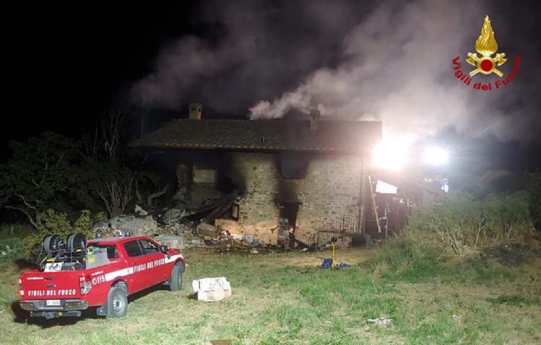 I Vigili del Fuoco all'opera sul luogo dell'esplosione