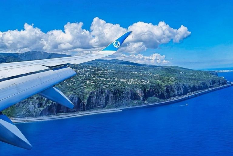 Un volo French Bee con la Reunion sullo sfondo