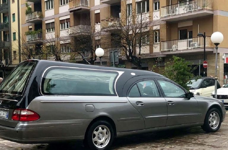 Apprifttavano dei funerali per svaligiare le case dei congiunti