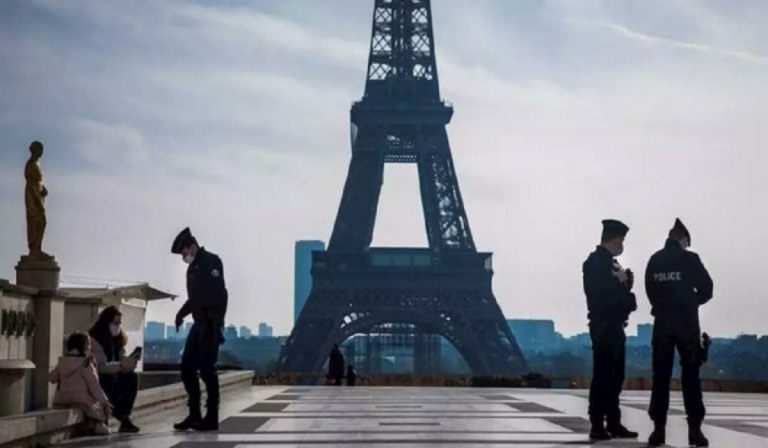 Green Pass Torre Eiffel